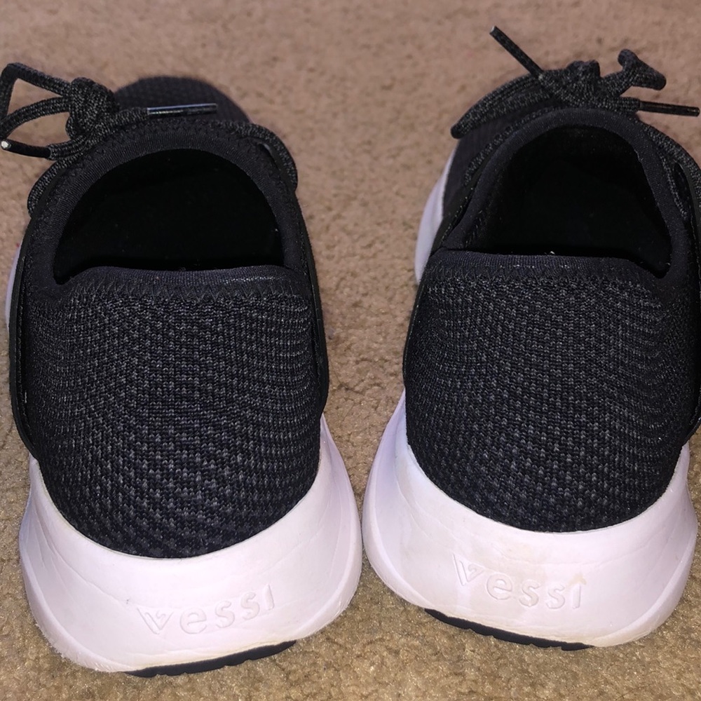 VESSI women’s size 9 Waterproof Black Shoe